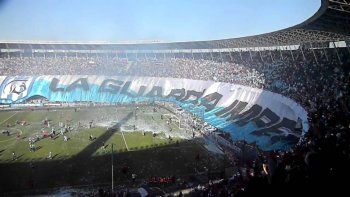 arde avellaneda: barra del rojo pide rescate por un trapo de racing arde avellaneda: barra del rojo pide rescate por un trapo de racing