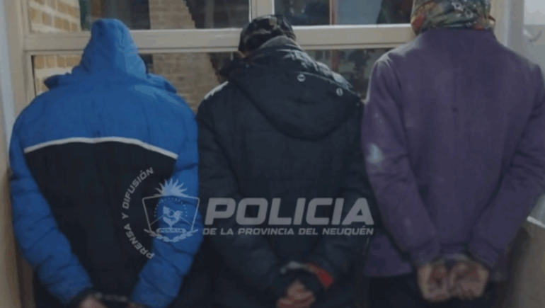 La Policía de Centenario logró atrapar a tres hombres con elementos robados y los restituyeron a su dueño. 