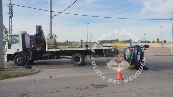 Fuerte vuelco en el oeste: quedó enganchada con su auto a una hidrogrúa