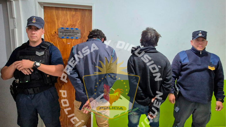 Los detenidos en inmediaciones de calle Belgrano / Foto Prensa Policía