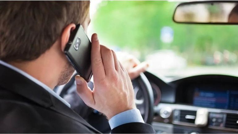 El uso del celular en el auto está penado por la ley en ciertos casos.