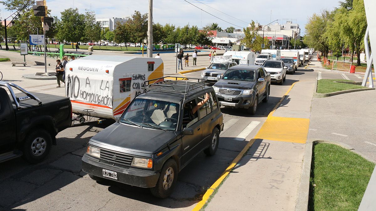 Una caravana de carros complicó el tránsito en el centro neuquino