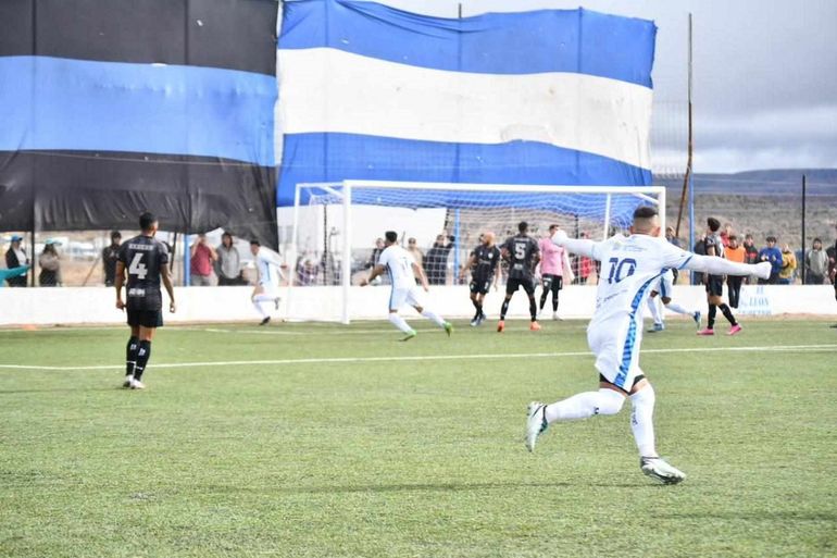Carlos Esteves festeja su gol en el partido ante Cipo. Fotos: prensa Rincón Carlos Esteves festeja su gol en el partido ante Cipo. Fotos: prensa Rincón 