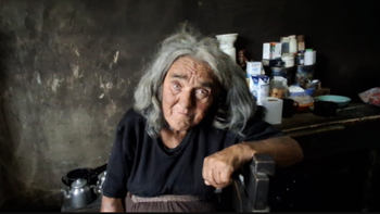 Senobia Isabel Alarcón, tiene 68 años y vive sola en una pequeña y modesta casa de Esquel, apenas con una estufa a leña que echa humo por todos lados y que quieren reemplazar. Senobia Isabel Alarcón, tiene 68 años y vive sola en una pequeña y modesta casa de Esquel, apenas con una estufa a leña que echa humo por todos lados y que quieren reemplazar.