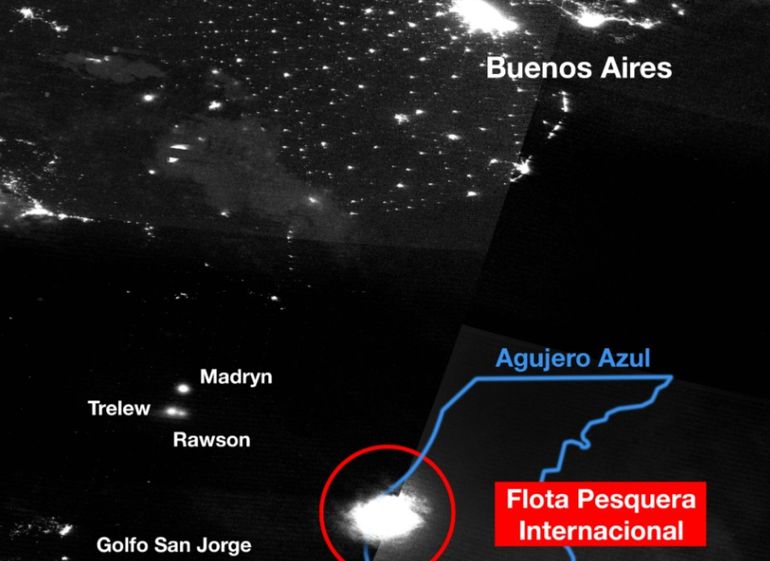 El resplandor de las luces de los pesqueen en el Agujero Azul, en una foto satelital difundida por Greenpeace. 