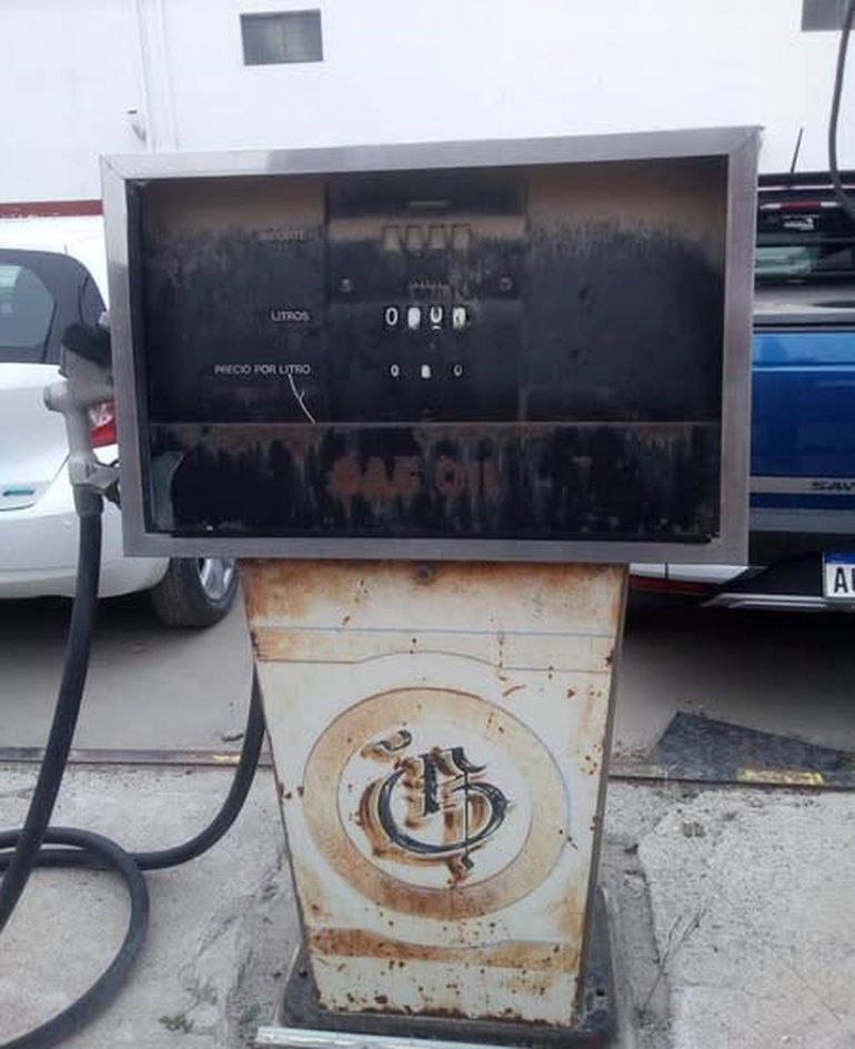 Sobre la calle Río Negro y Perticone se ubicaba la estación se servicio Shell, en donde se abastecía a las unidades. La empresa tenía alrededor de 25 colectivos urbanos.