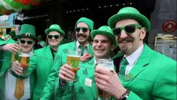 El espíritu festivo de San Patricio combina tradición irlandesa, consumo y cultura urbana en una jornada marcada por el color verde y la cerveza. El espíritu festivo de San Patricio combina tradición irlandesa, consumo y cultura urbana en una jornada marcada por el color verde y la cerveza.
