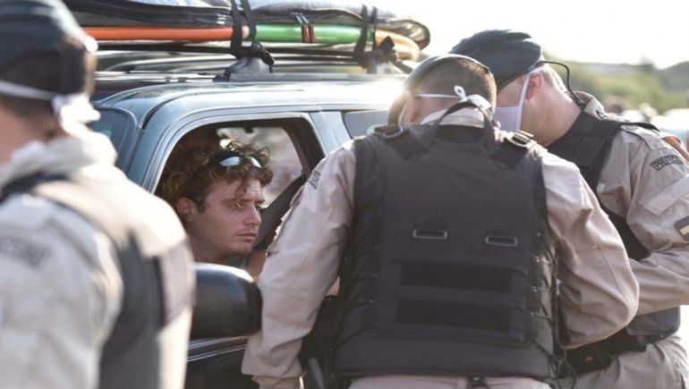 El surfer que volvió de Brasil se fugó tras ser escoltado a su casa