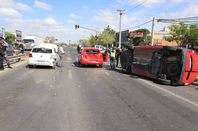 Fuerte choque en cadena y vuelco en plena Avenida Mosconi: un conductor no tenía licencia