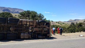 Volcó un camión con una codiciada carga que quisieron comprar