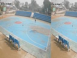 El joven jugador Hardik, practicaba saltos hacia el aro cuando el soporte cedió por completo y el tablero cayó sobre su cuerpo. El joven jugador Hardik, practicaba saltos hacia el aro cuando el soporte cedió por completo y el tablero cayó sobre su cuerpo.