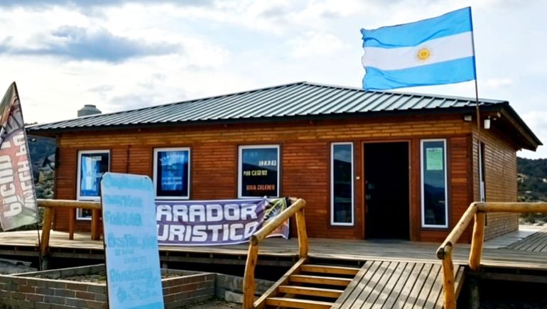 El parador turístico terminó hecho cenizas tras el incendio.&nbsp;