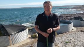 El director Jorge Alvarez, en el criadero de mejillones que la escuela de Camarones tiene en las costas de Chubut.&nbsp; &nbsp;