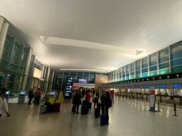 La combinación de medidas regulatorias y resoluciones judiciales anticipa un escenario más exigente para las aerolíneas. La combinación de medidas regulatorias y resoluciones judiciales anticipa un escenario más exigente para las aerolíneas.