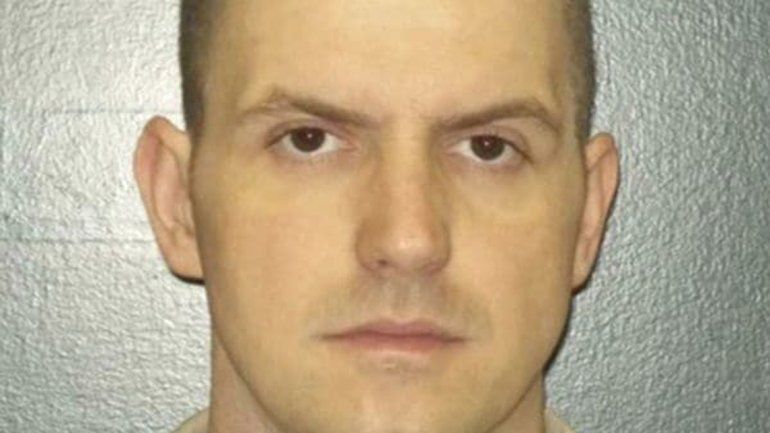 Denver Simmons permanecerá en aislamiento durante 10 años y no recibirá su ansiada condena a muerte.