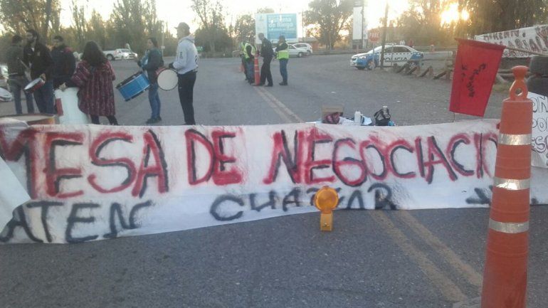En El Chañar docentes hacen una volanteada por la mesa salarial