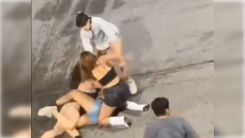 La violenta pelea de mujeres ocurrió en pleno centro capitalino. La violenta pelea de mujeres ocurrió en pleno centro capitalino.