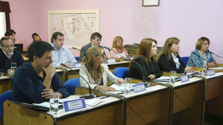 Los concejales acompañan la decisión de endeudarse por los sueldos.
