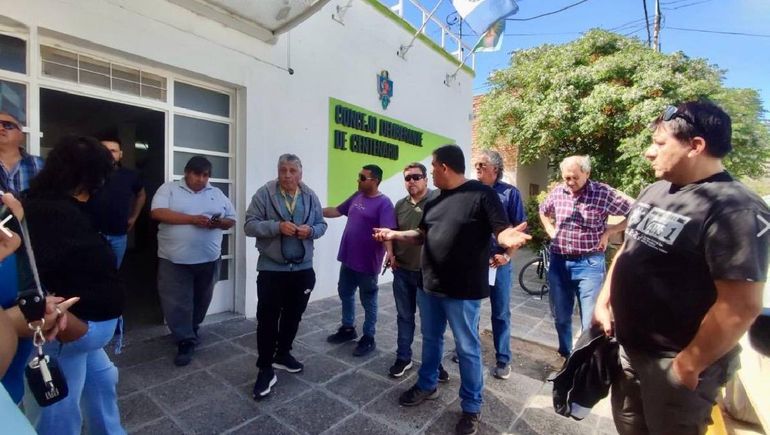 Los taxistas de Centenario fueron a manifestarse al Concejo Deliberante. Los taxistas de Centenario fueron a manifestarse al Concejo Deliberante.