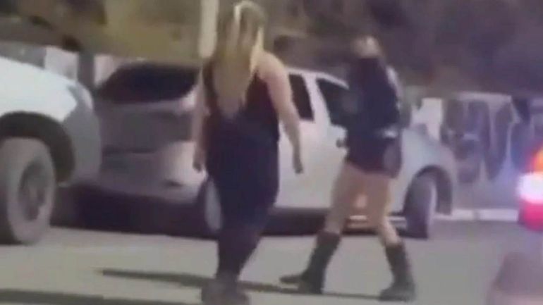 Tras el recital de Karina La Princesita en Bariloche, una menor de edad y su madre discutieron con otro grupo de mujeres y terminaron a las piñas. Tras el recital de Karina La Princesita en Bariloche, una menor de edad y su madre discutieron con otro grupo de mujeres y terminaron a las piñas.