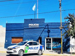 Personal de la Policía de Río Negro detuvo a un joven de 23 años tras intentar ingresar a una escuela primaria. Personal de la Policía de Río Negro detuvo a un joven de 23 años tras intentar ingresar a una escuela primaria.