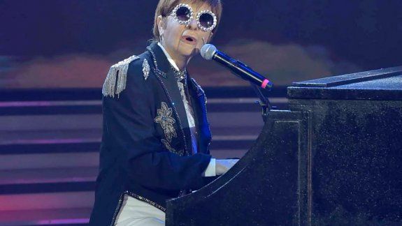 ¿Débora Plager o Elton John? La periodista deslumbró con su imitación