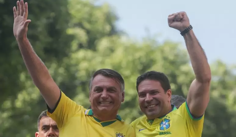 Jair Bolsonaro con su hijo Carlos, el concejal más votado en Río de janeiro.