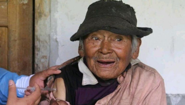 Tiene 121 años y lo vacunaron contra el COVID