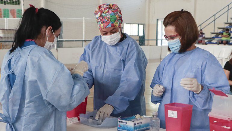 Cipolletti: ya se vacunó al personal de primera línea