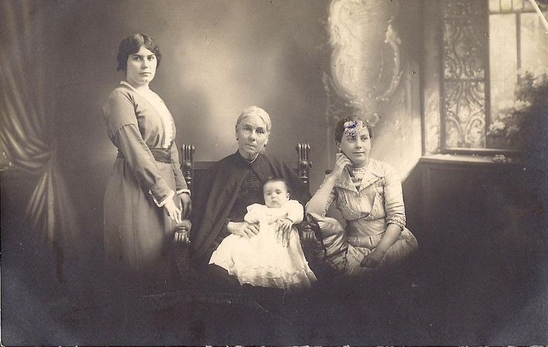 Izaguirre y su abuela materna. Izaguirre y su abuela materna.