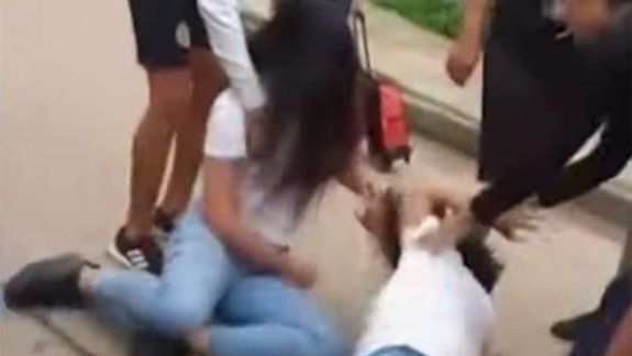 Una adolescente terminó en el hospital tras una pelea con su compañera