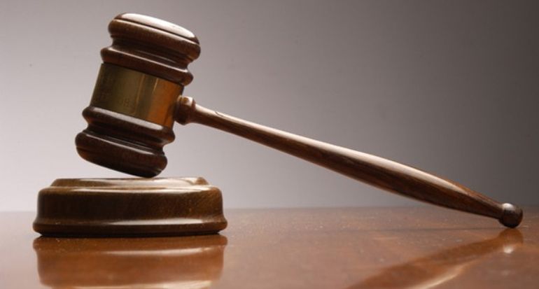 Los jurados deben decidir, en base a las pruebas presentadas en juicio y las instrucciones del juez, si los acusados son culpables o inocentes. Los jurados deben decidir, en base a las pruebas presentadas en juicio y las instrucciones del juez, si los acusados son culpables o inocentes. 