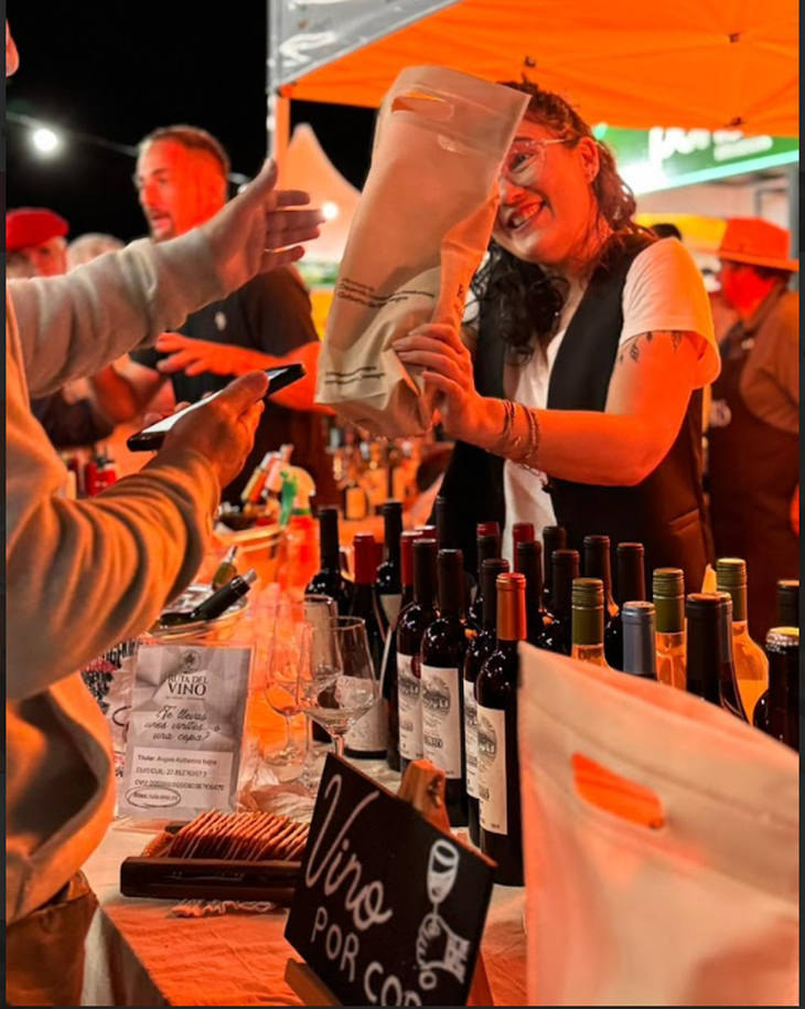 Sabores locales: degustaciones de vinos, sidras y productos regionales durante todo el evento. Sabores locales: degustaciones de vinos, sidras y productos regionales durante todo el evento.