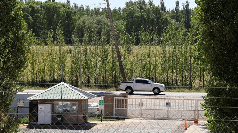 Al costado de la Ruta 7, la infraestructura petrolera se