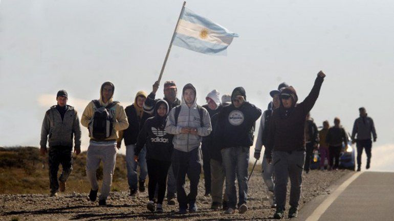 Desocupados marchaban a pie y los detuvo la Policía