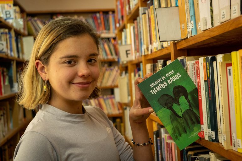 “La lectura y la escritura la llevo en la sangre por mis padres, ellos siempre me inculcaron el tema de pensar, de reflexionar y de dudar de las cosas, y eso es lo que me gusta de la literatura, obligar a hacer pensar al lector”, dice Mai Coletto, que el año pasado publicó su primer libro titulado