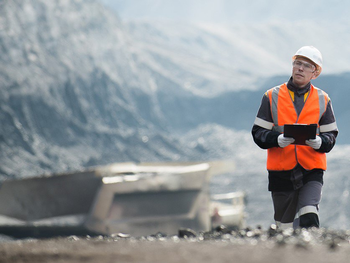Planta de procesamiento: La minería y el petróleo generan más de 100.000 empleos directos e indirectos en todo el país. Planta de procesamiento: La minería y el petróleo generan más de 100.000 empleos directos e indirectos en todo el país.