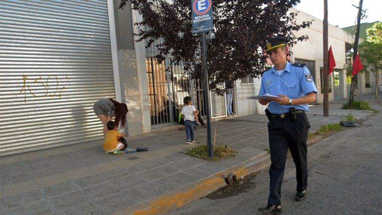 Le robaron la cartera a una mujer en el Bajo y los atraparon