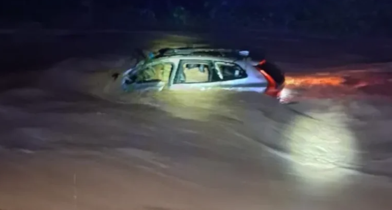 El vehículo quedó completamente destruido después de ser arrastrado por la crecida durante el temporal. El vehículo quedó completamente destruido después de ser arrastrado por la crecida durante el temporal.