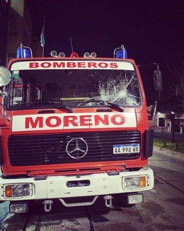 Bomberos de Moreno fueron atacados cuando realizaban sus labores.