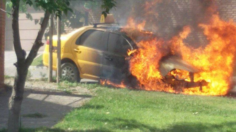 El vehículo estalló en llamas.
