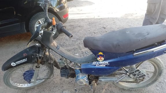 Pateó a un policía motorizado y lo hizo caer