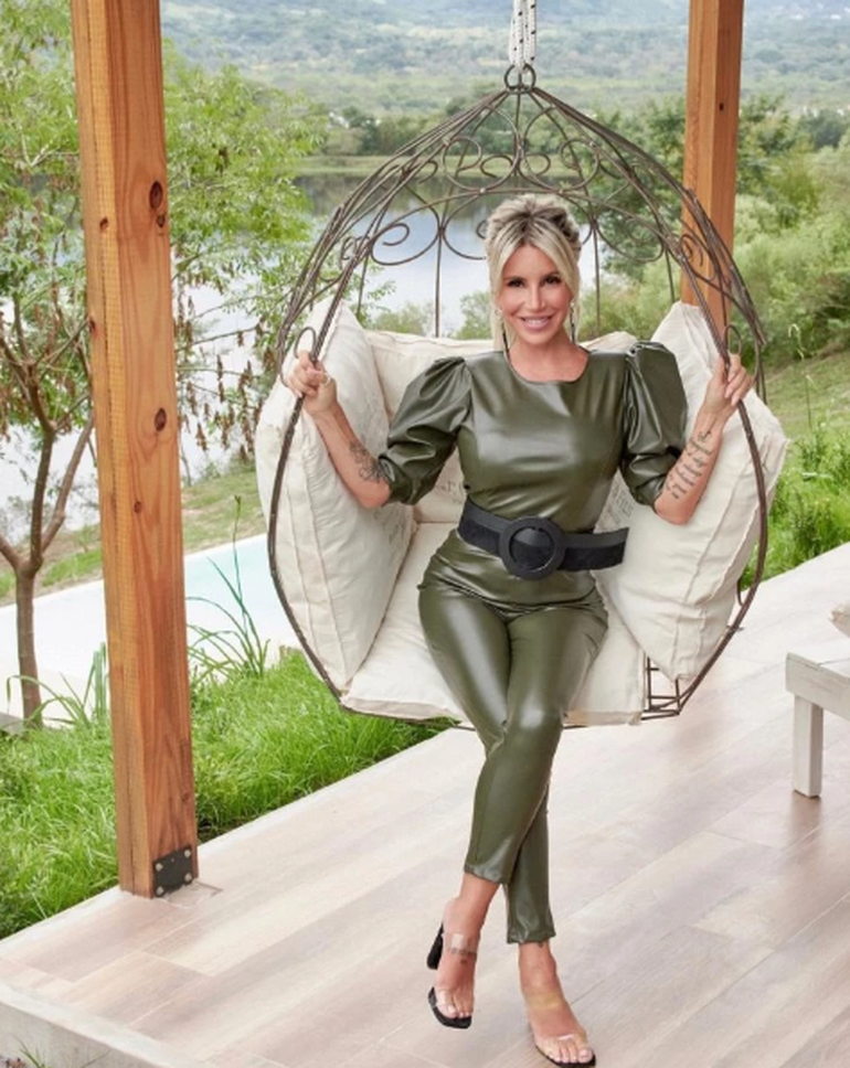 Flor Peña en uno de sus lugares favoritos, la galería con vista al lago.