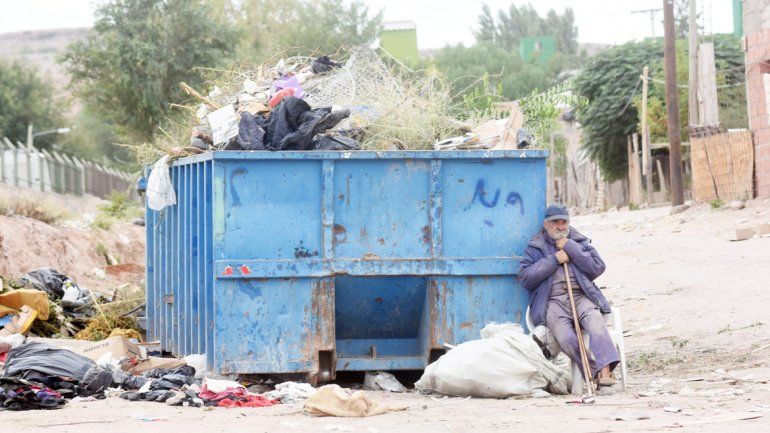 Alberto vive al lado del contenedor. Dice que quiere seguir trabajando y viviendo en la calle.