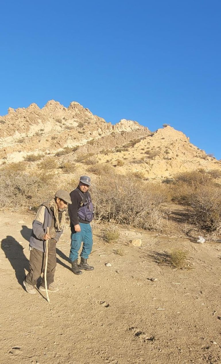 Para llegar a su puesto hay que transitar la ruta 9 y en determinado lugar hay que internarse unos 17 kilómetros hacia adentro por una picada para llegar. Don Peto resiste los crudos fríos de la época y su amigo policía de Chorriaca lo sigue visitando y asistiendo.