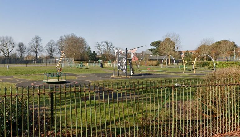 Un nene de 12 años murió tras caerse de un juego en un parque de Inglaterra. Un nene de 12 años murió tras caerse de un juego en un parque de Inglaterra.