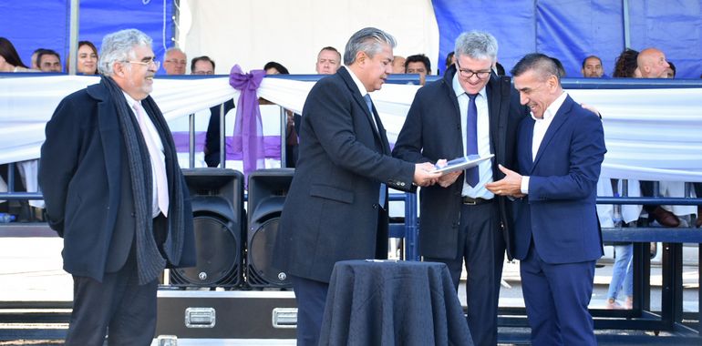 Rolando Figueroa, con los intendentes de Plaza Huincul, Claudio Larraza y de Cutral Co, Ramón Rioseco. Rolando Figueroa, con los intendentes de Plaza Huincul, Claudio Larraza y de Cutral Co, Ramón Rioseco.