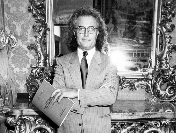 Luciano Benetton en sus años mozos: el joven visionario de Treviso que vendió bicicleta y acordeón para comprar una máquina de tejer y forjar un imperio global de moda. Luciano Benetton en sus años mozos: el joven visionario de Treviso que vendió bicicleta y acordeón para comprar una máquina de tejer y forjar un imperio global de moda.