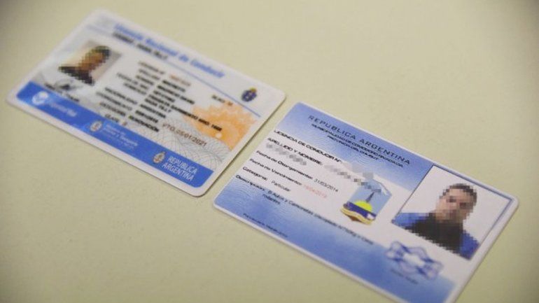 Los carnets que comercializaba un municipal de Comodoro Rivadavia.