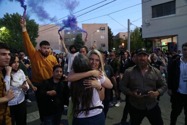 Nadia Márquez en los festejos del triunfo de Javier Milei en Neuquén. Ahí se despachó contra su parlamentario del Mercosur